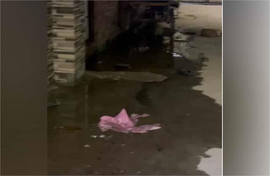 न्यू हरदेव नगर में सीवरेज जाम से लोग परेशान, सड़कों पर बह रहा गंदा पानी