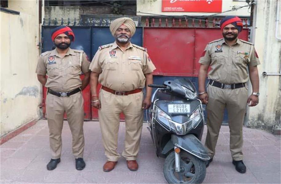 मोबाइल स्नैचिंग के आरोप में दो गिरफ्तार, एक्टिवा बरामद
