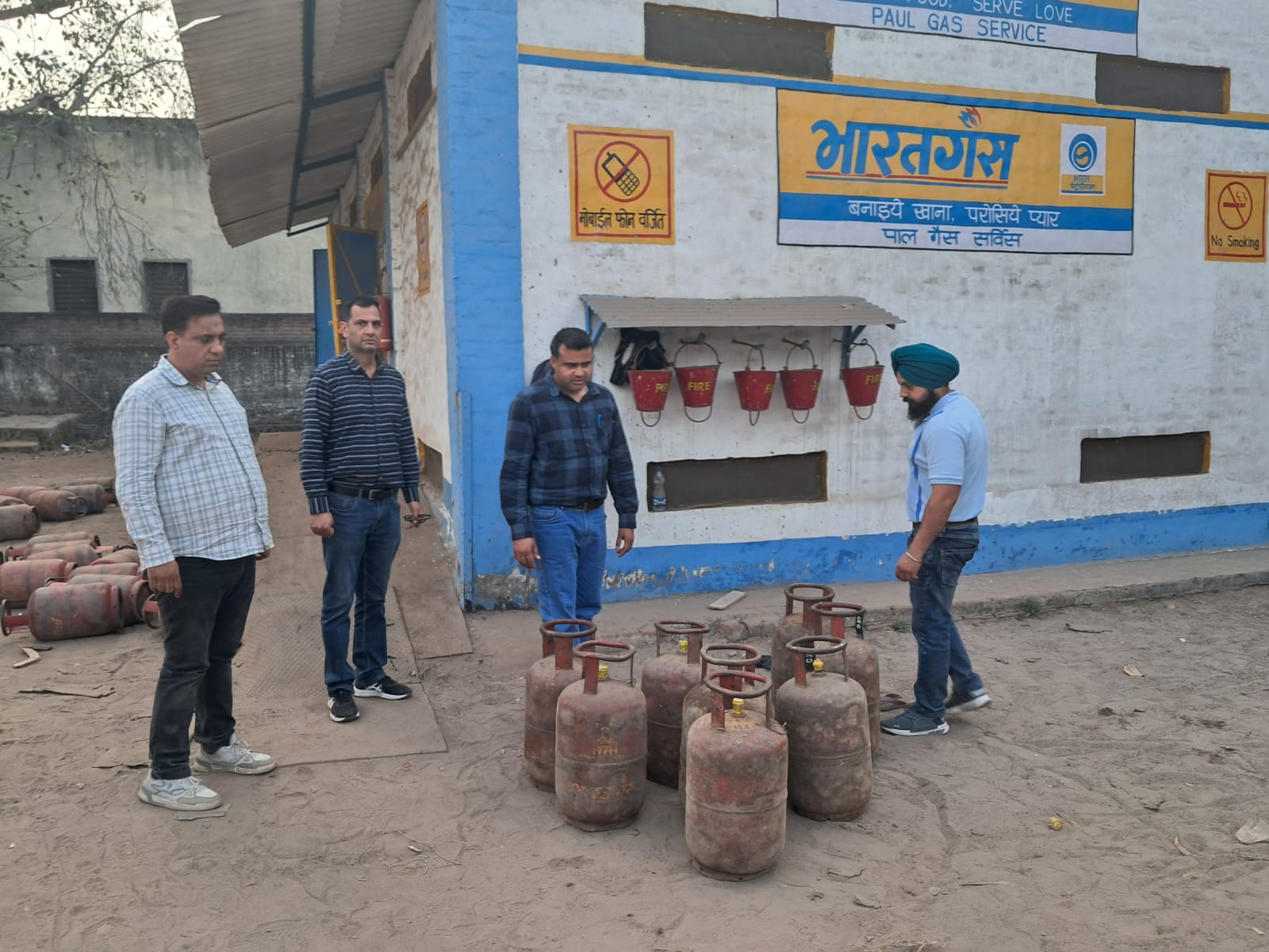 गैस सिलेंडरों की जमाखोरी और कालाबाजारी करने वालों के खिलाफ की जाएगी सख्त कार्रवाई : डिप्टी कमिश्नर
