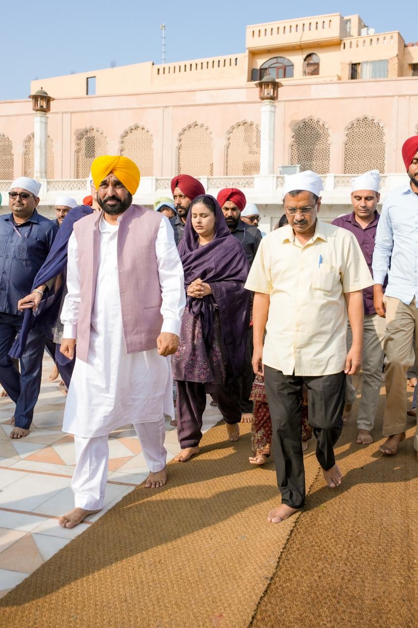 अदालत द्वारा ईमानदारी साबित होने के बाद अरविंद केजरीवाल ने मुख्यमंत्री भगवंत सिंह मान के साथ सच्चखंड श्री हरिमंदिर साहिब में माथा टेका