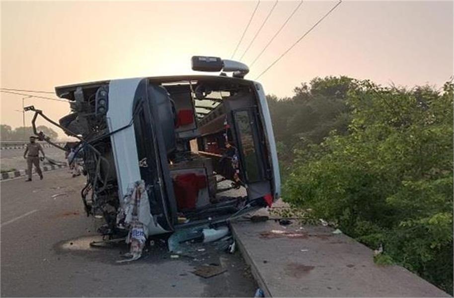 मनाली से अमृतसर जा रही टूरिस्ट बस पलटी, 3 की मौत, कई घायल