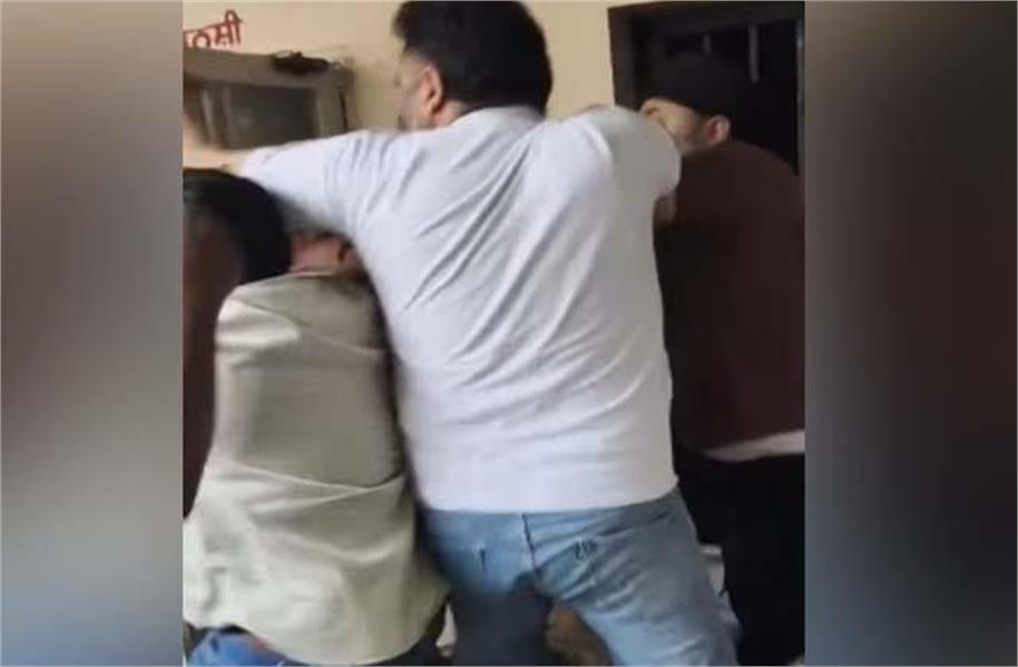जालंधर के भार्गव कैंप थाने में दो पक्षों में मारपीट, पुलिस के सामने ही चले मुक्के