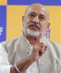 जाखड़ साहब दिल्ली का चश्मा उतारो, तभी पंजाब में हो रहा विकास नज़र आएगा: बलतेज पन्नू