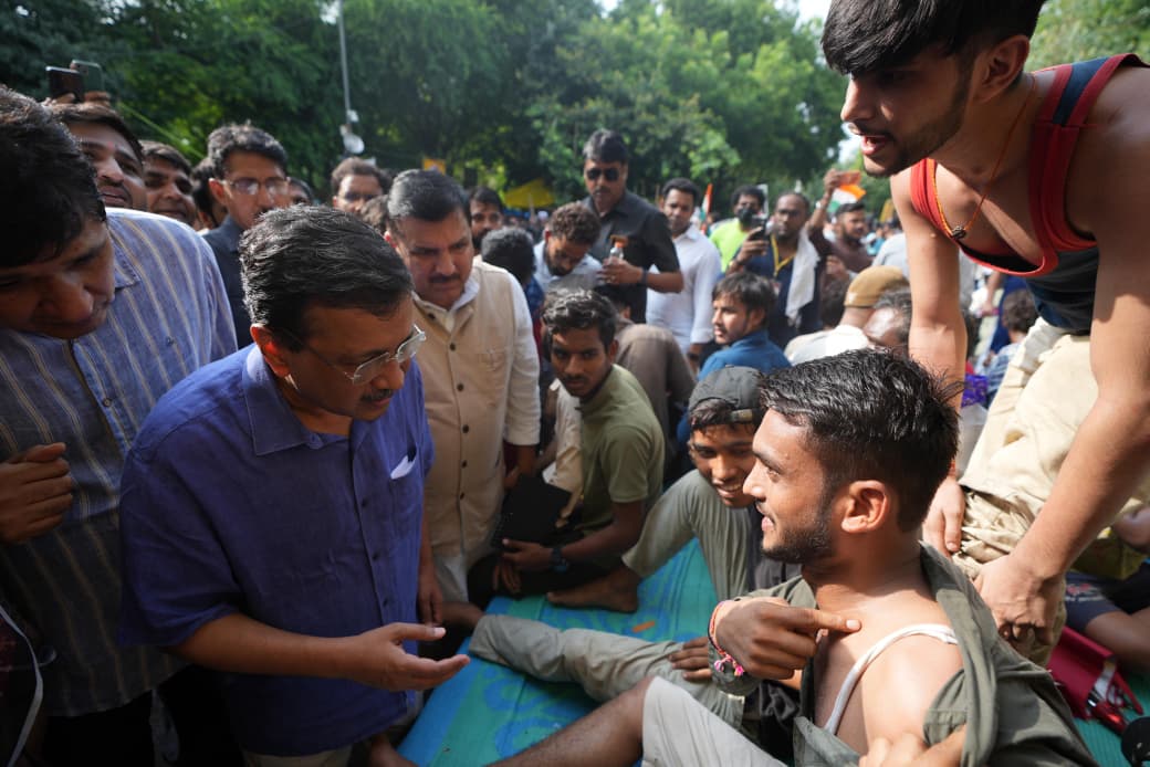 छात्र आंदोलन के बाद केजरीवाल का मोदी सरकार पर हमला, अस्पताल से थाने तक दौड़े; हिरासत में युवाओं की जानकारी मांगी