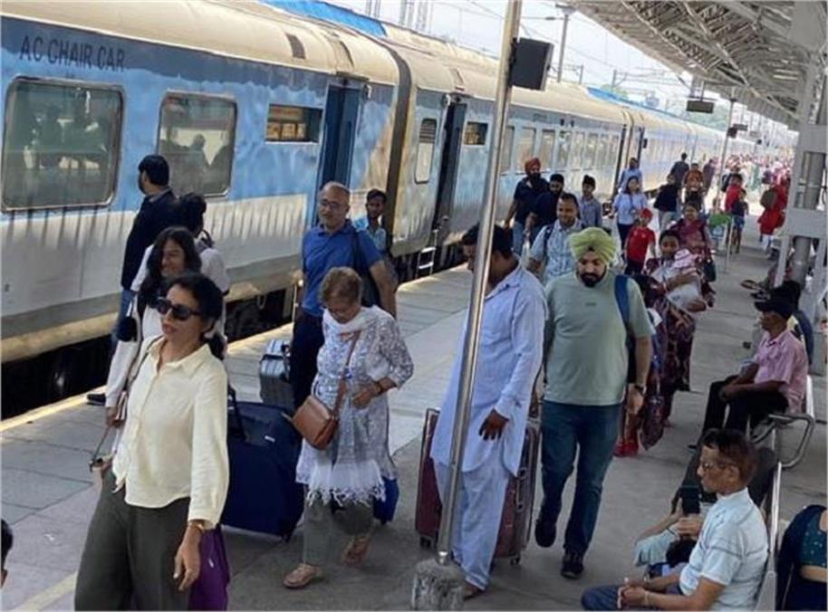 ट्रेनों की लेटलतीफी से यात्रियों की बढ़ी परेशानी, कई प्रमुख रेलगाड़ियां घंटों देरी से पहुंचीं