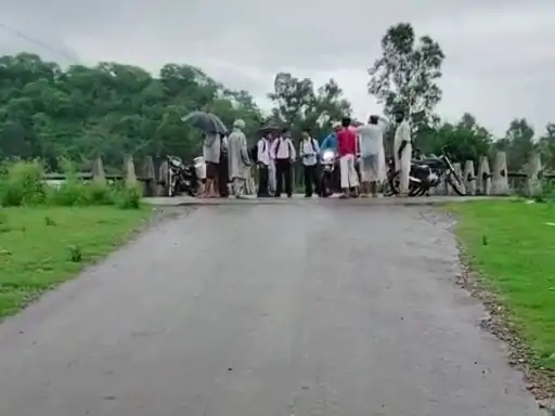 पठानकोट में भारी बारिश से भूस्खलन:धारकलां में सड़क बाधित, नारायणपुर-लधेटी रोड धंसा, कई गांवों का संपर्क टूटा