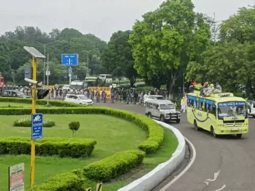 पंजाब के किसानों का हल्लाबोल, चंडीगढ़ में जाम की स्थिति:बसों की छत पर पहुंचे, रोष मार्च निकाल ट्रेड डील का विरोध; भारी पुलिस बल तैनात