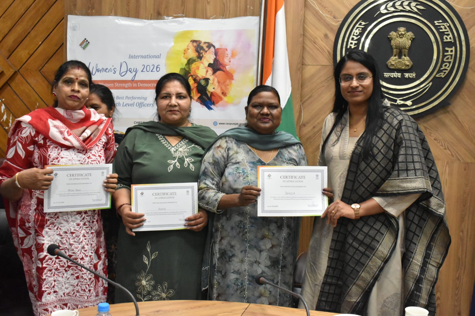 एस.आई.आर. की प्री-रिवीजन गतिविधि में बढ़िया कारगुजारी दिखाने वाली 27 महिला बी.एल.ओ. सम्मानित