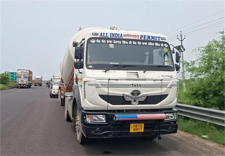 ट्रक और एक्टिवा की टक्कर में मासूम बच्ची की मौत, मां घायल