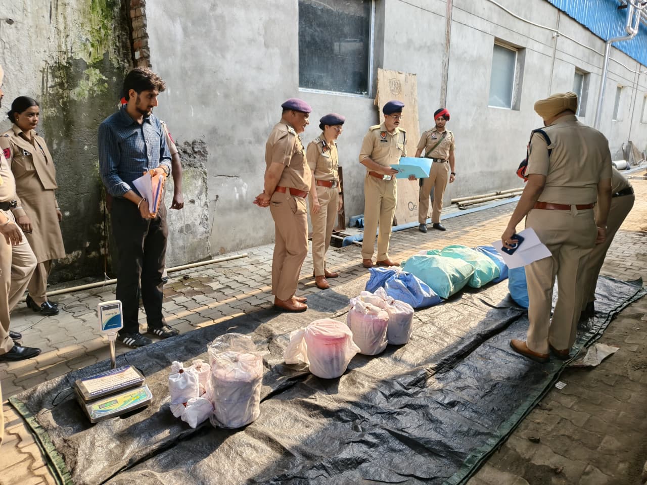 जालंधर पुलिस की बड़ी कार्रवाई, करोड़ों की हेरोइन और लाखों नशीली गोलियां भट्टी में जलाकर की नष्ट