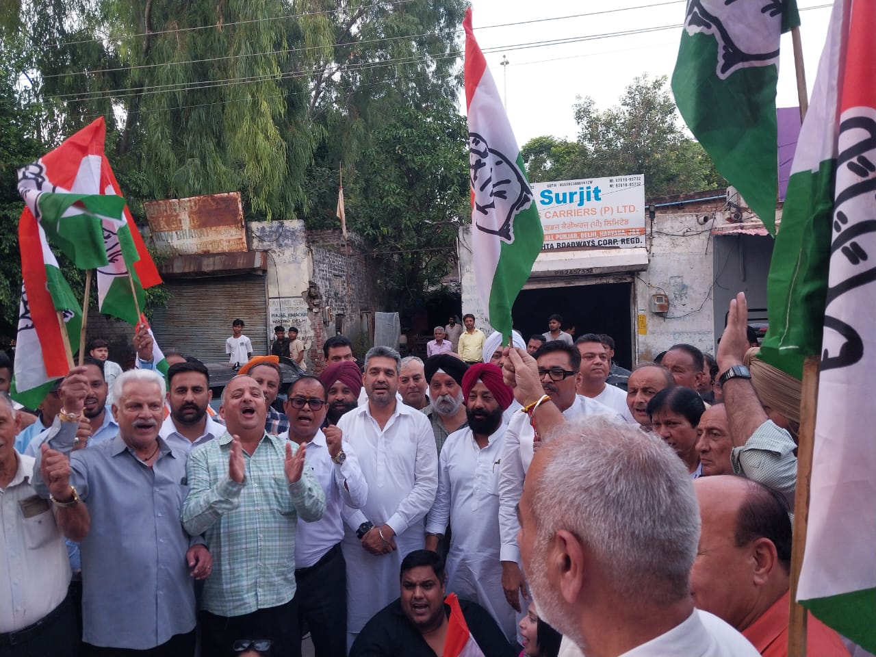 बिजली कटौती के खिलाफ कांग्रेस का प्रदर्शन, प्रताप बाग बिजली दफ्तर के बाहर फूंका सरकार का पुतला
