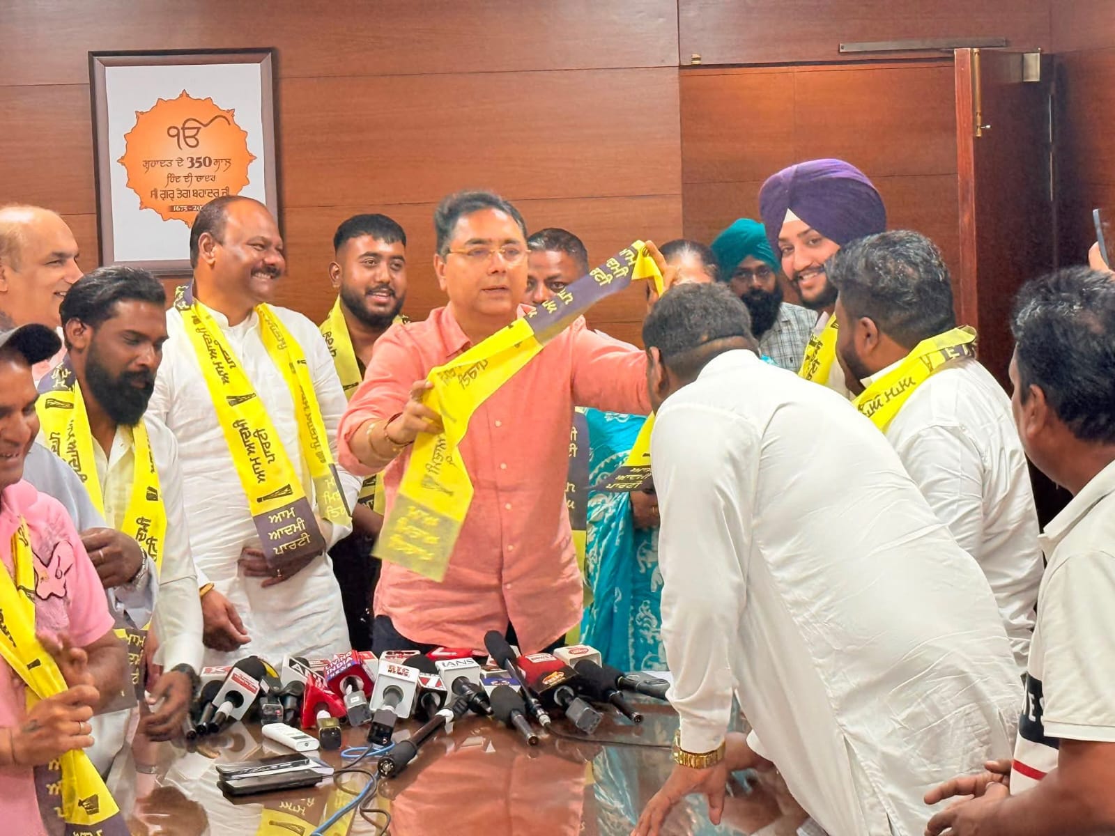 सीनियर भाजपा नेता सुनील चम और जॉर्ज सागर सैकड़ों साथियों के साथ आप में हुए शामिल