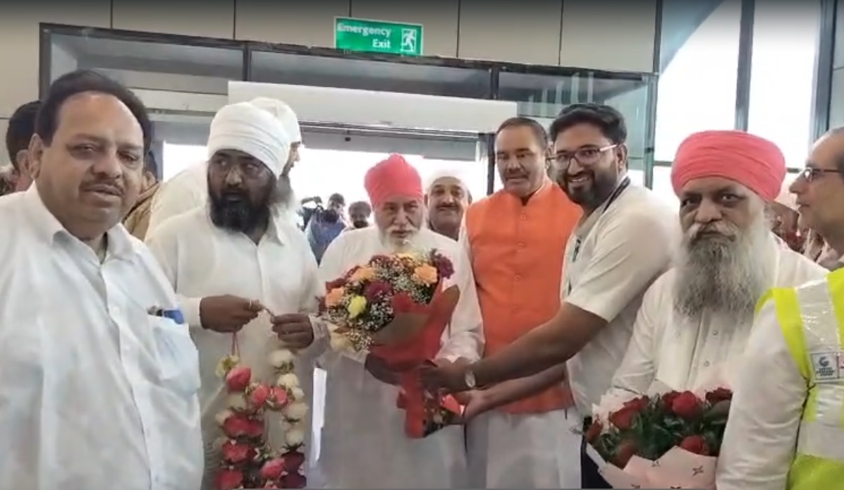 पद्मश्री सम्मान प्राप्त कर जालंधर पहुंचे संत निरंजन दास जी, आदमपुर एयरपोर्ट पर हुआ भव्य स्वागत