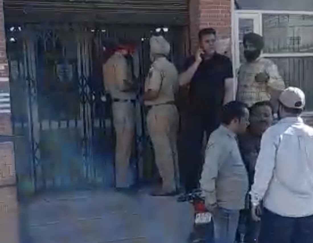 जालंधर में PNB सरकारी बैंक में रिवाल्वर दिखाकर लाखों की लूट