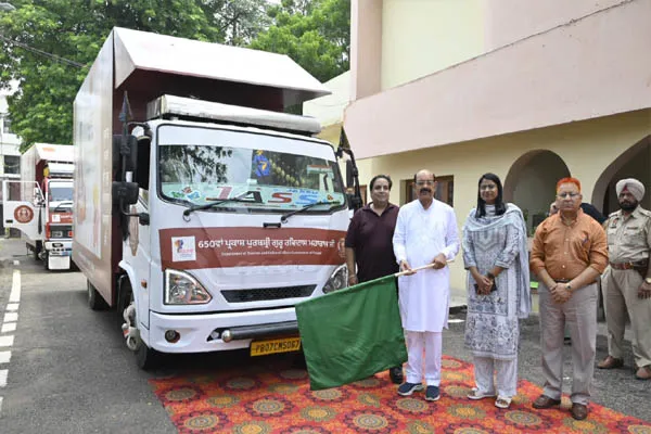 गुरु रविदास जी के 650वें प्रकाश पर्व को समर्पित 3 डॉक्यूमेंट्री वैनों को मोहिंदर भगत ने दिखाई हरी झंडी