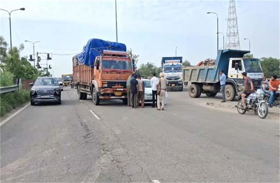 फगवाड़ा में बुजुर्ग को अज्ञात वाहन ने मारी टक्कर, ट्रैफिक जाम के बीच ट्रक-कार की भी भिड़ंत