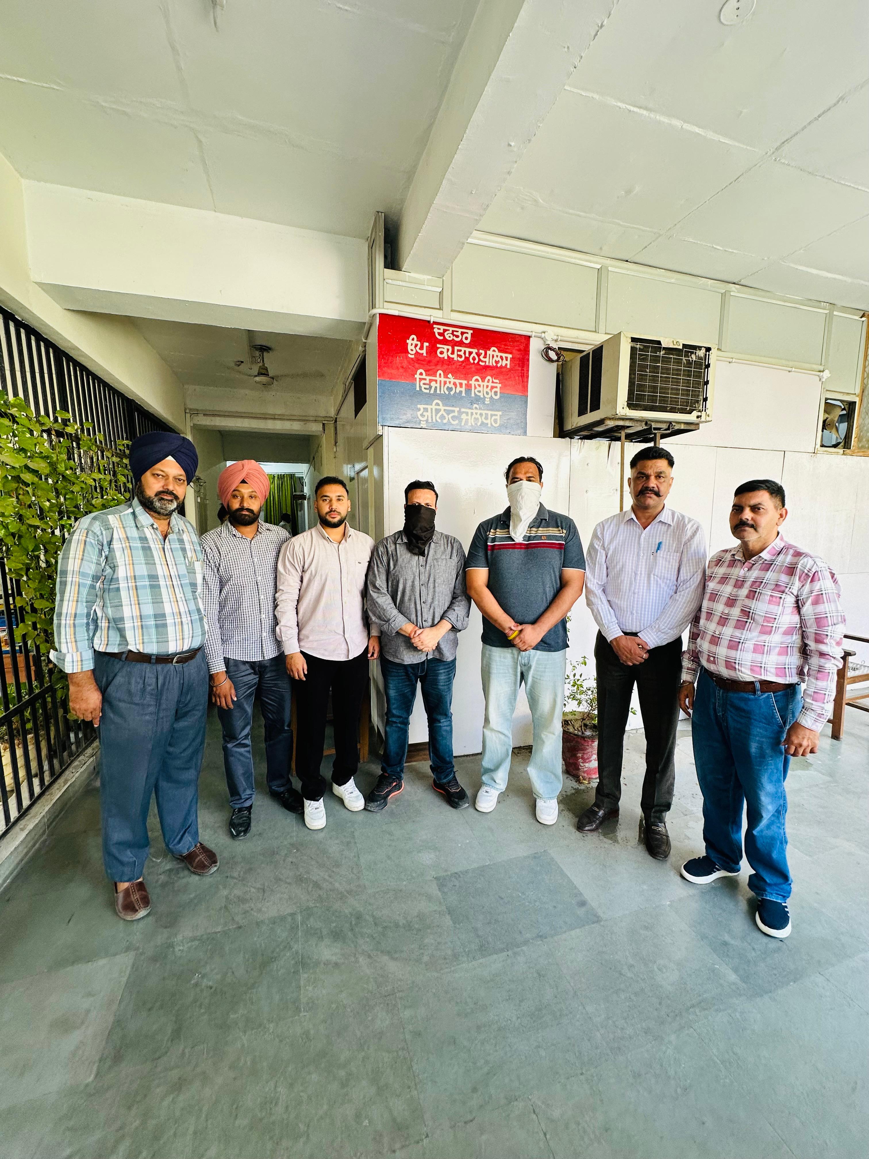 70 हजार और 50 हजार रुपये रिश्वत लेने के आरोप में इंस्पेक्टर व जूनियर ऑडिटर गिरफ्तार