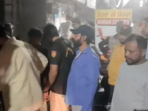 जालंधर में स्पोर्ट्स शॉप और फैक्ट्री में लगी आग:शॉर्ट सर्किट से भड़की, फायर ब्रिगेड और लोगों की मुस्तैदी से बचीं जानें; संपत्ति जली