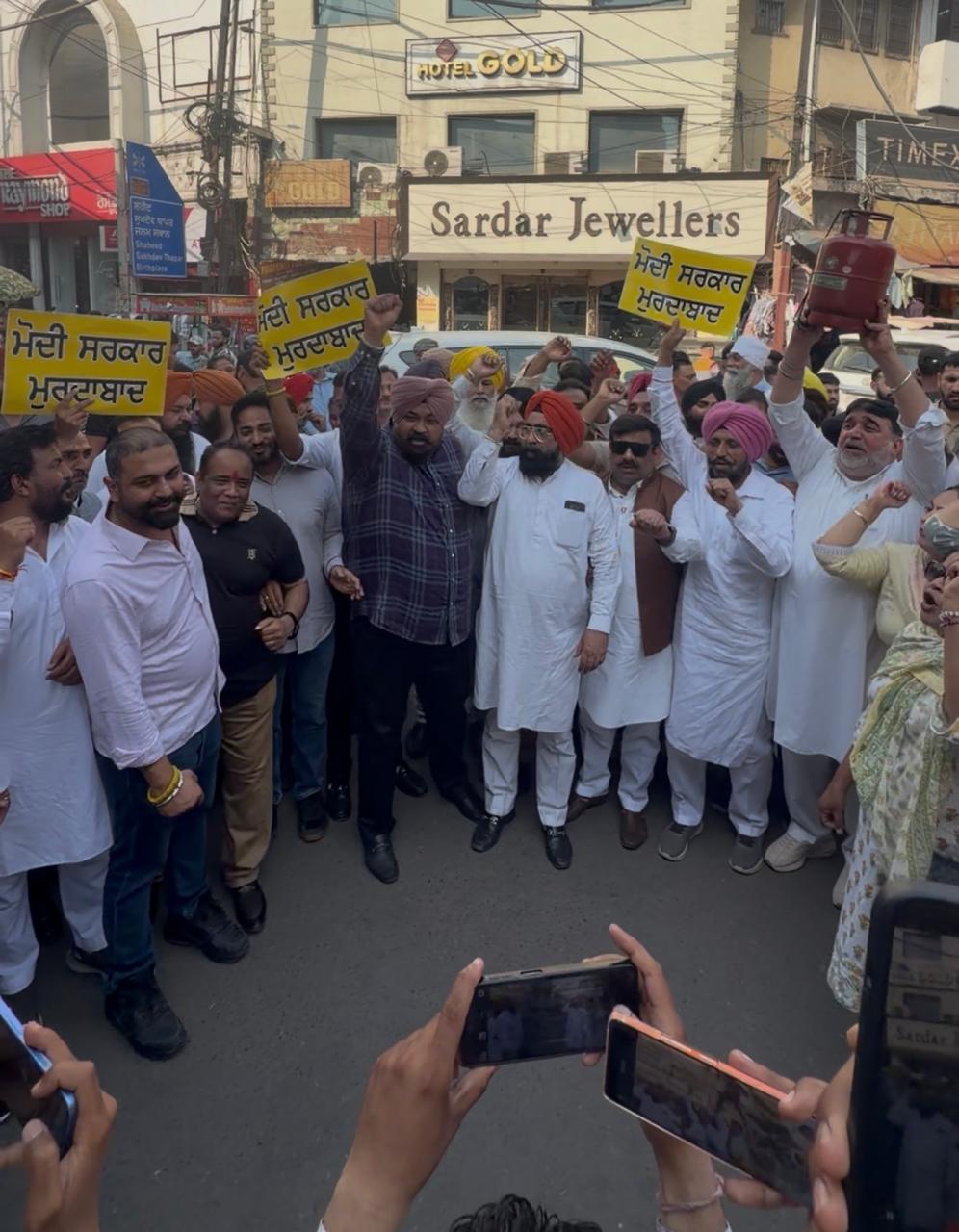 आप' के 'ट्रेड विंग' ने गैस सिलेंडर की कीमतों में बढ़ोतरी के खिलाफ घंटा घर पर विरोध प्रदर्शन किया