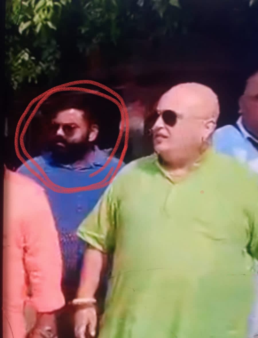 अग्रिम जमानत दो बार खारिज होने के बावजूद कार्रवाई पर सवाल • राजनीतिक प्रभाव के आरोपों ने मामले को बनाया और गंभीर