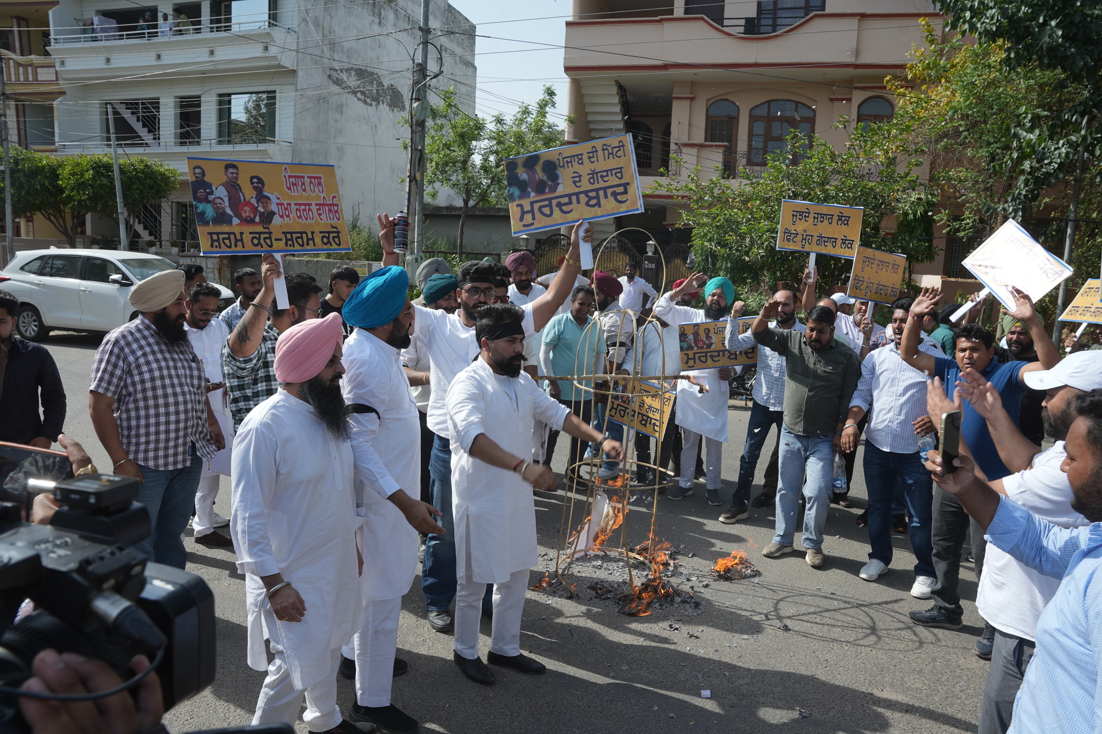 पंजाब भर में जनता का गुस्सा फूटा, दलबदलू सांसदों को दीवारों और सड़कों पर 'पंजाब के गद्दार' के नारों का करना पड़ा सामना