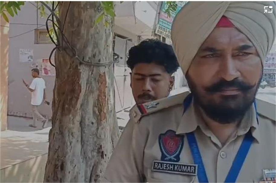 जालंधर में पुलिस नाके पर निजी युवकों की मौजूदगी पर उठे सवाल, वीडियो सोशल मीडिया पर वायरल