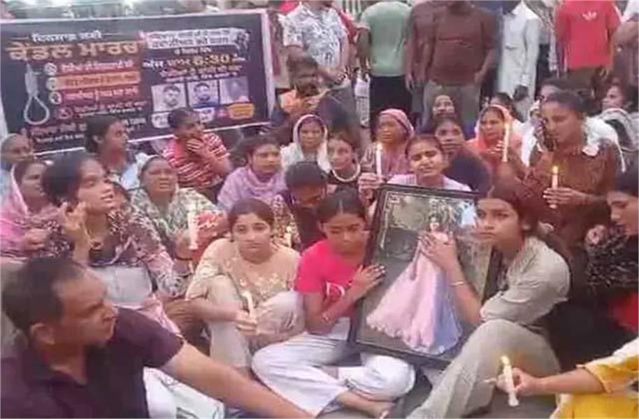 जंडियाला मंजकी में 15 वर्षीय किशोरी की मौत पर बवाल, इंसाफ की मांग को लेकर निकाला गया कैंडल मार्च