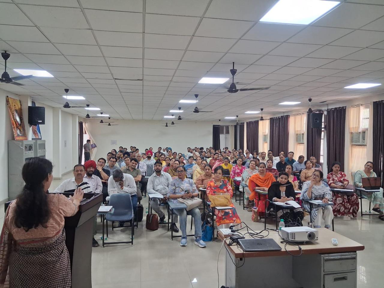 ज़िले के स्कूल प्रिंसिपलों और करियर काउंसलरों को रोज़गार के विकल्पों संबंधी दी गई जानकारी