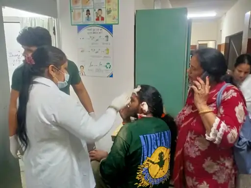 हिमाचल में श्रद्धालुओं से भरी बस पलटी:अमृतसर के 2 लोगों की मौत, 13 घायल; एक PGI चंडीगढ़ और 2 हमीरपुर रेफर