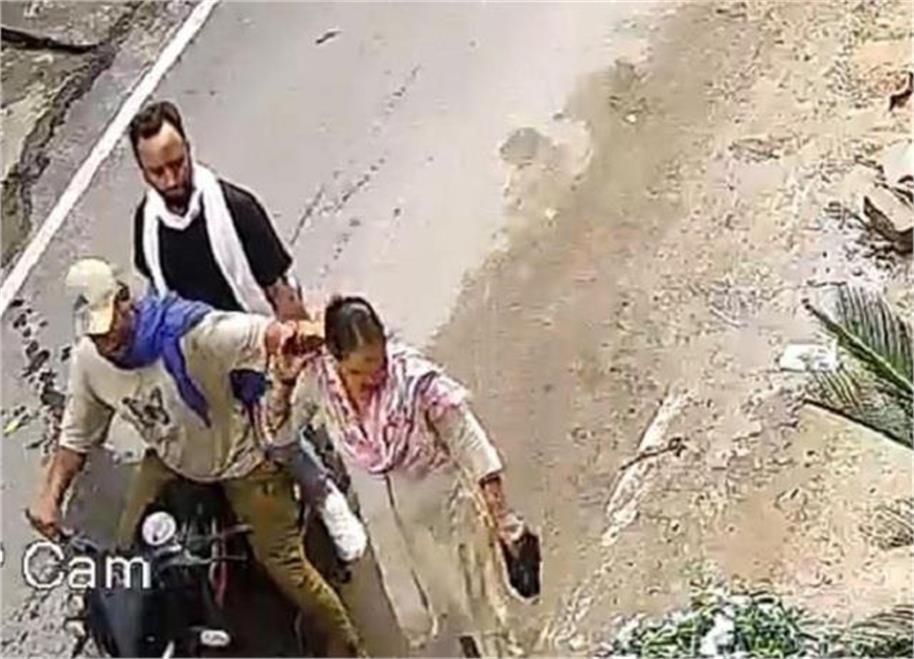 दिनदहाड़े बुजुर्ग महिला से झपटमारी, सोने की बाली छीनकर फरार