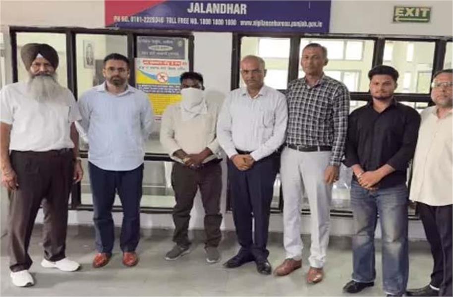 जालंधर में एक्साइज विभाग का कर्मचारी रिश्वत लेते गिरफ्तार, विजिलेंस की कार्रवाई