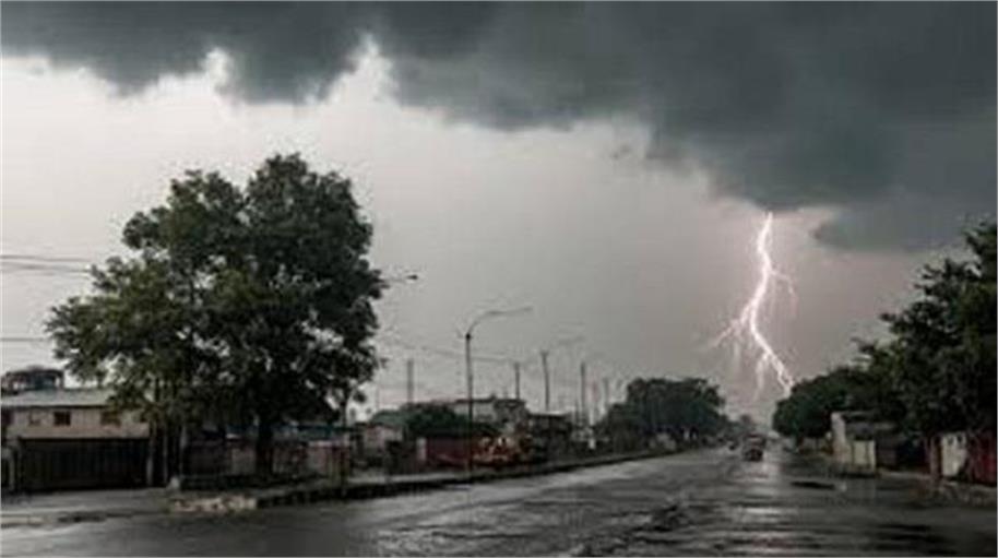 मौसम की मार से किसानों की बढ़ी चिंता: बारिश और ओलावृष्टि से गेहूं की फसल प्रभावित