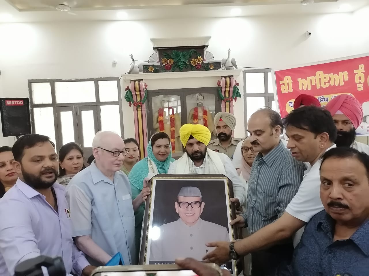 जंडियाला गुरु में शिक्षा को समर्पित मास्टर केवलचंद जैन को श्रद्धांजलि, कैबिनेट मंत्री ने किया चित्र का अनावरण
