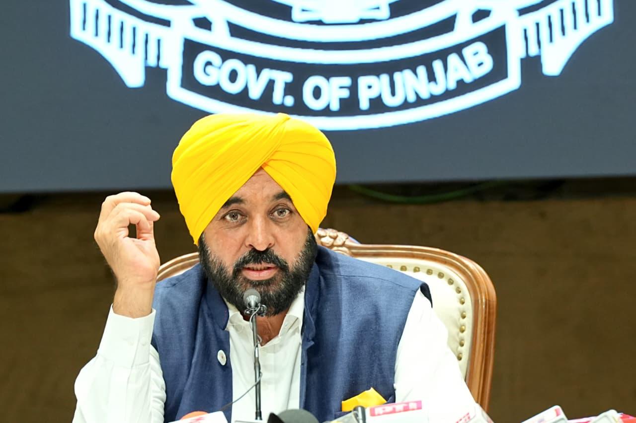 छात्रों को कानूनी और मेडिकल सहायता देगी AAP, केजरीवाल ने जारी किया हेल्पलाइन नंबर