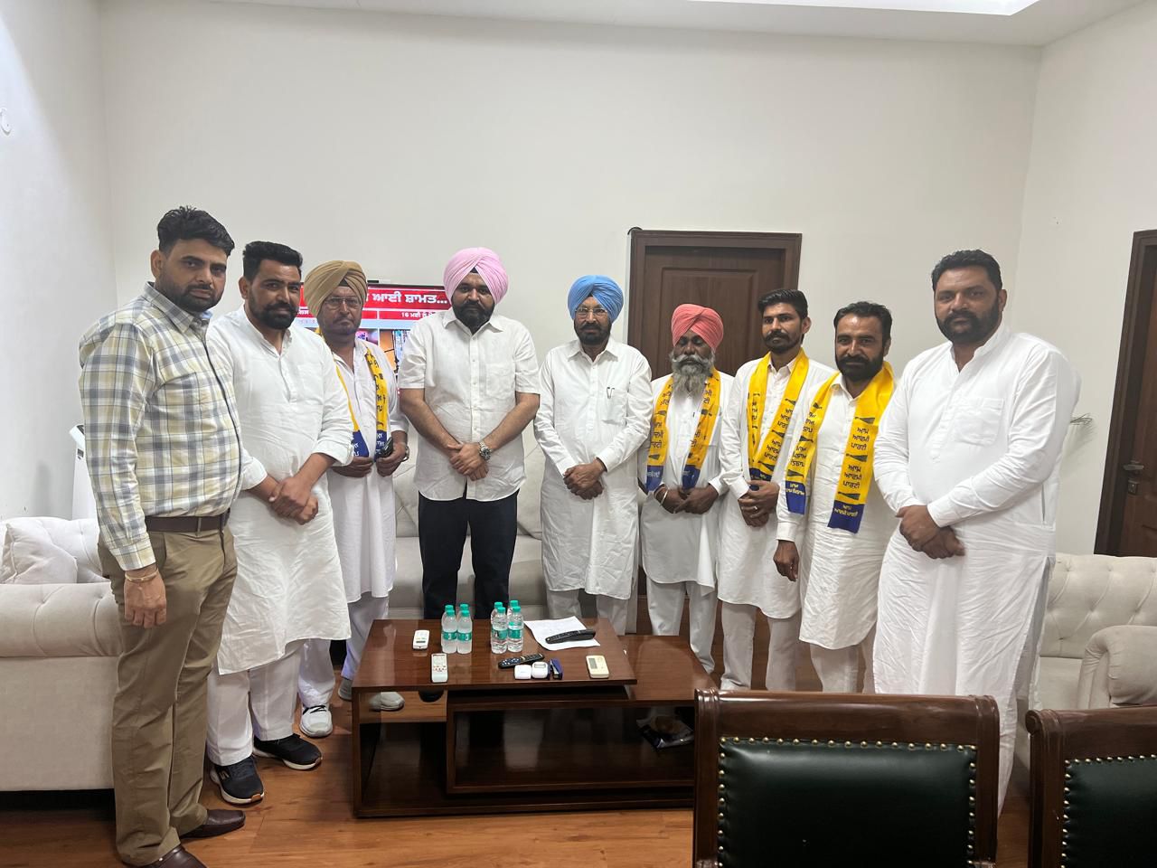 बोहा और बरेटा नगर काउंसिल के कई आजाद पार्षद आप में शामिल   ओएसडी राजबीर घुम्मण ने सभी पार्षद का पार्टी में किया स्वागत