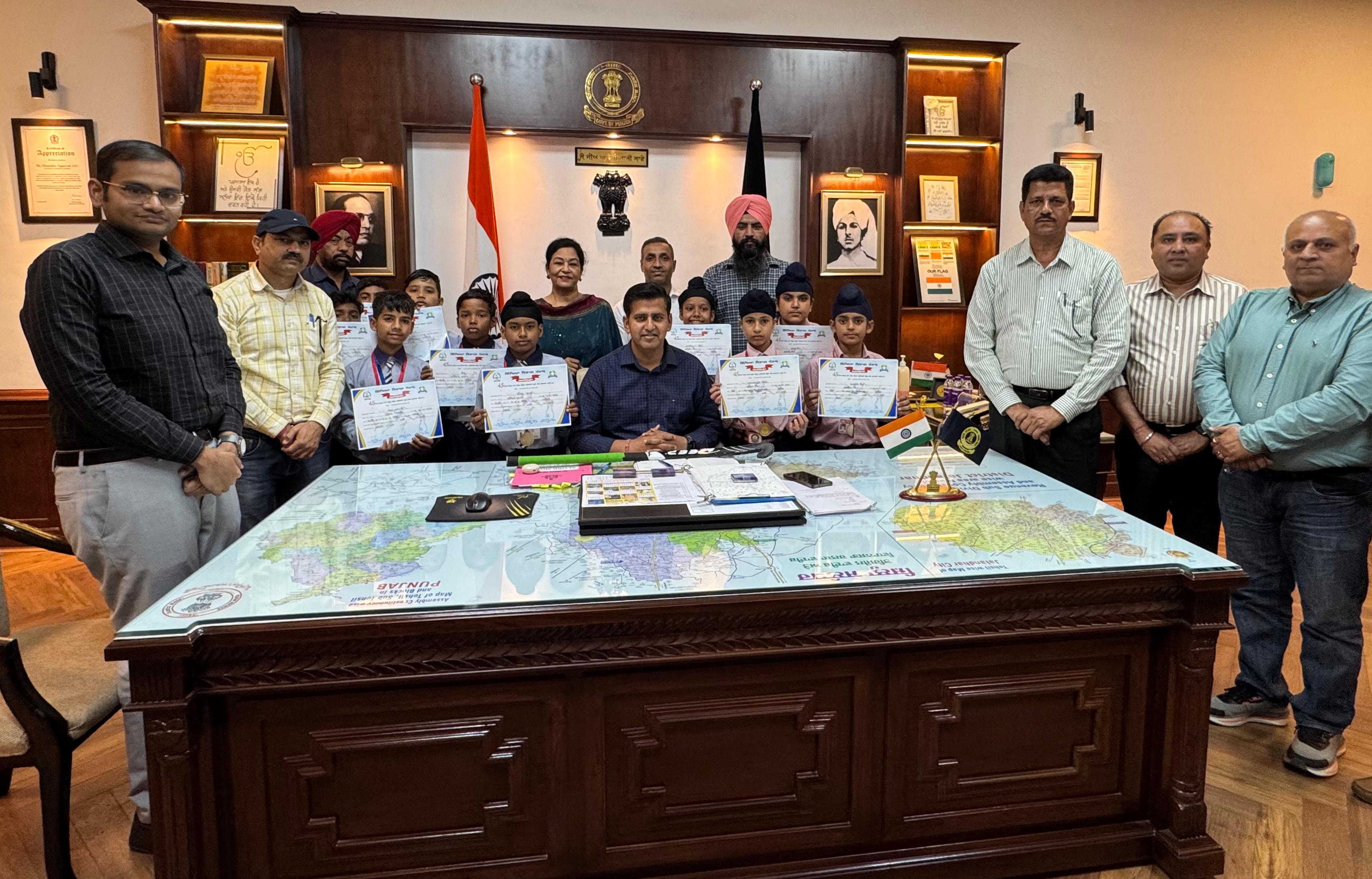 डिप्टी कमिश्नर ने राज्य स्तरीय प्राईमरी स्कूल खेलों में जालंधर का नाम रोशन करने वाली हॉकी टीम को किया सम्मानित