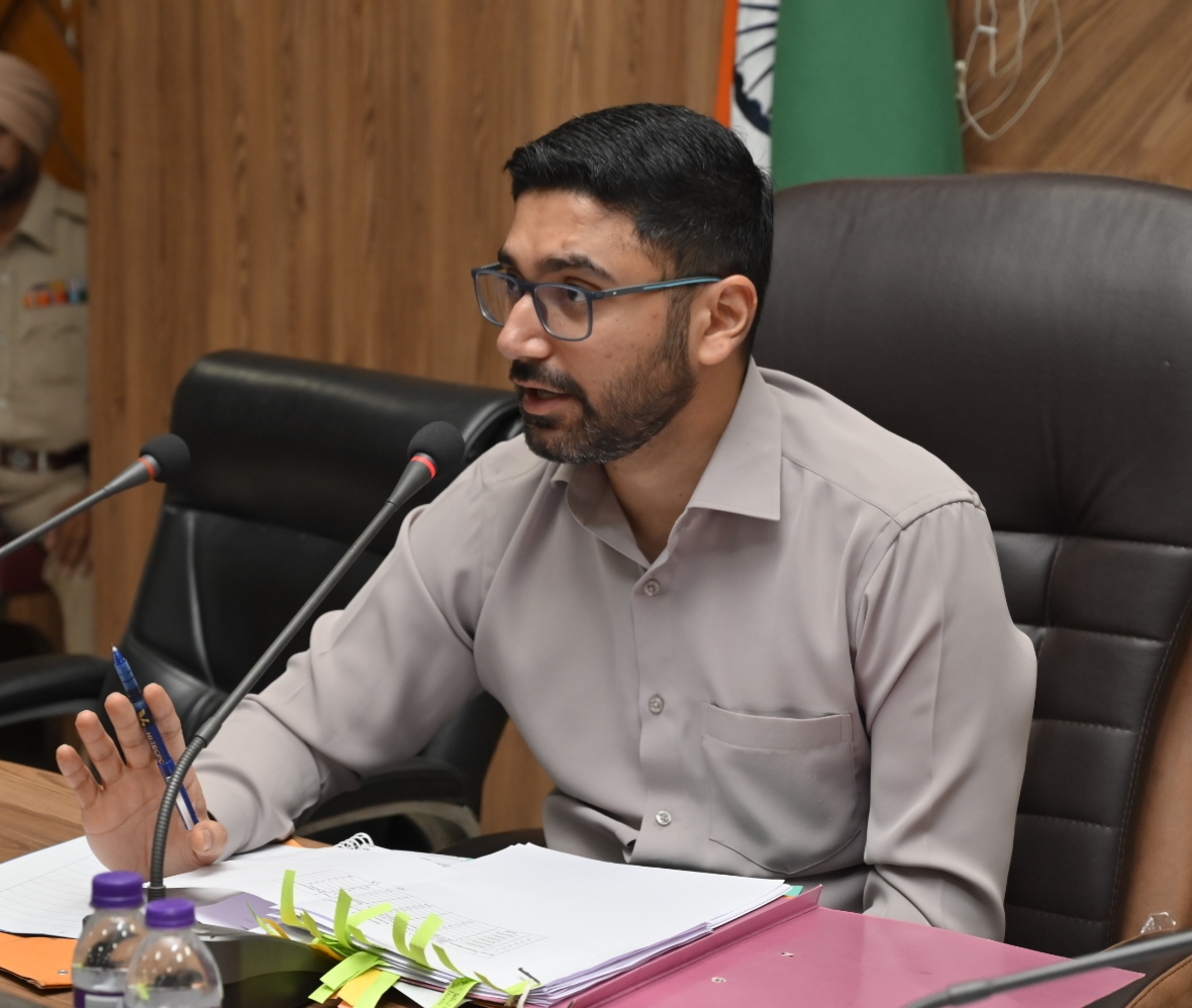 सरकार की लोक कल्याण योजनाओं से कोई भी योग्य लाभार्थी वंचित नहीं रहना चाहिए: डिप्टी कमिश्नर