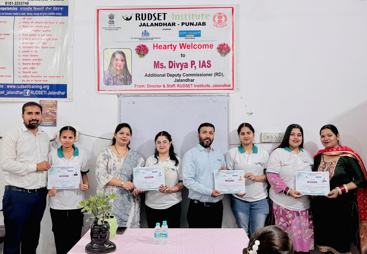 रूडसैट इंस्टीट्यूट में प्रशिक्षण पूरा करने वाली छात्राओं को बांटे गए प्रमाण पत्र