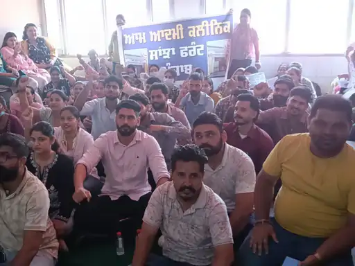 पठानकोट में आम आदमी क्लिनिक कर्मचारियों का प्रदर्शन:सिविल सर्जन कार्यालय के बाहर धरने पर बैठे; हेल्थ मिनिस्टर को मांग पत्र भेजा