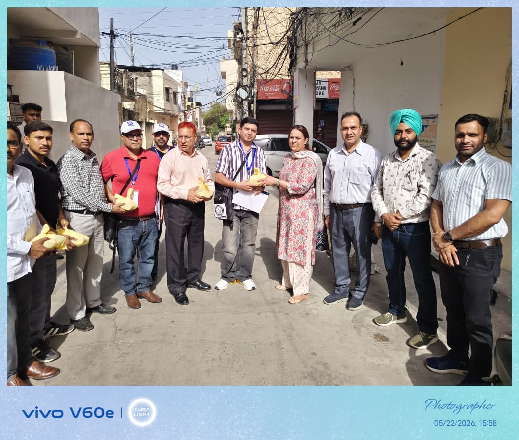 अतिरिक्त डिप्टी कमिश्नर ने फील्ड में जनगणना ड्यूटी निभा रहे स्टाफ को बांटी हाइड्रेशन किटें