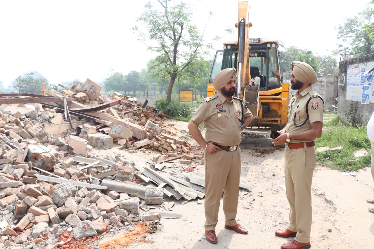 युद्ध नशे के विरुद्ध’: जमशेर खास में नशा तस्कर की गैर-कानूनी इमारत ध्वस्त