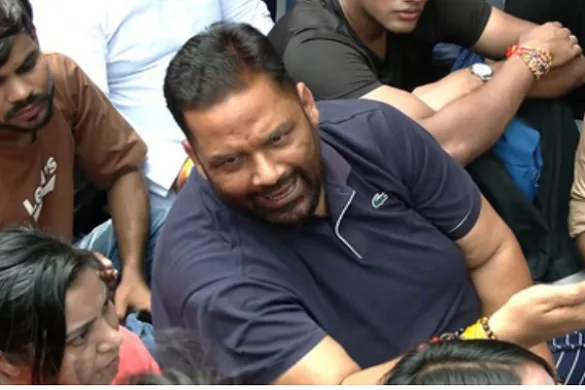 निशु आजाद के पिता से मारपीट के मामले में दिल्ली में प्रदर्शन, पप्पू यादव ने सरकार पर साधा निशाना