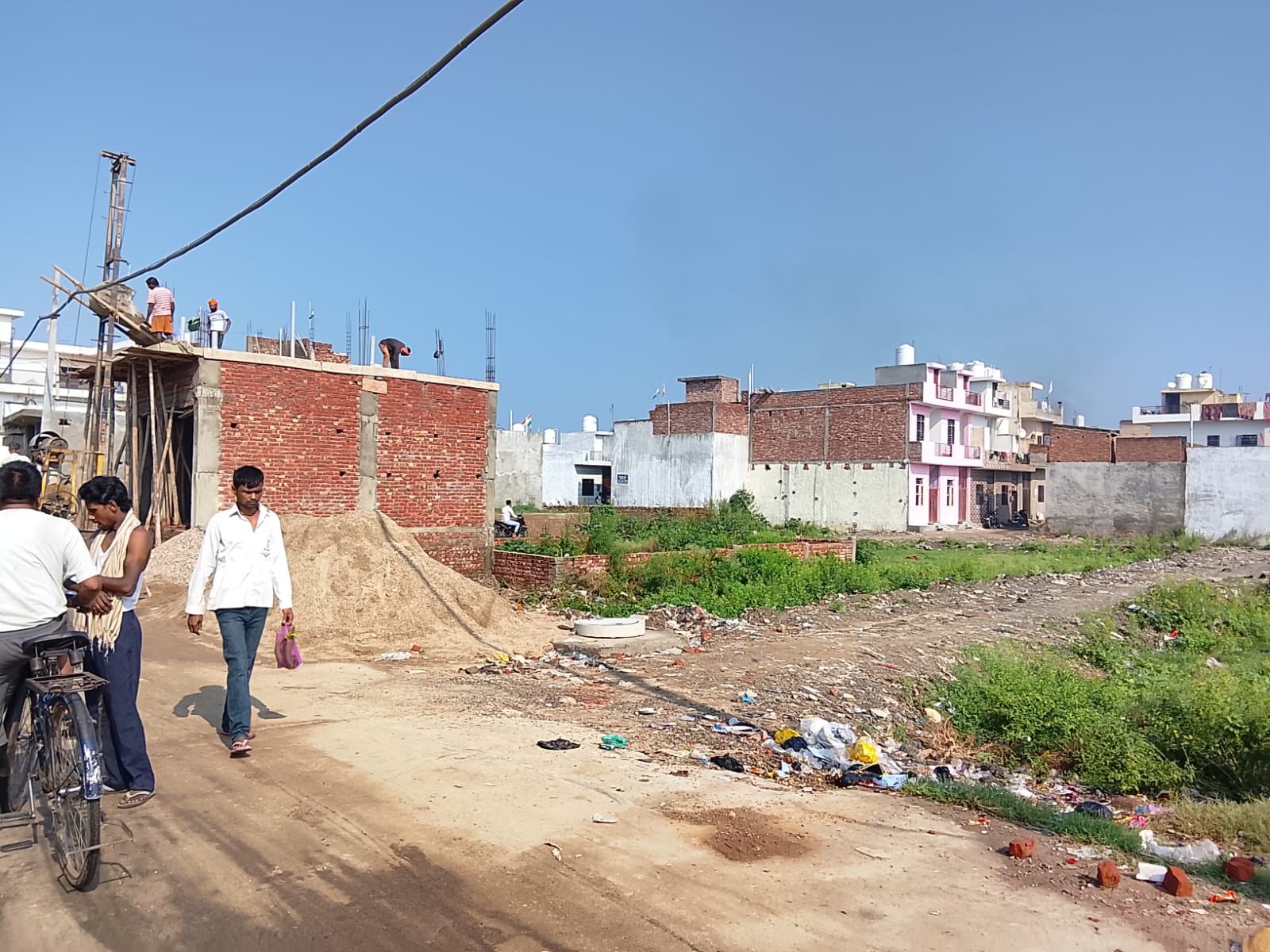 गौतम नगर में भू-माफिया सक्रिय, बिना मंजूरी हो रहा निर्माण; शिकायत का इंतजार कर रहा नगर निगम