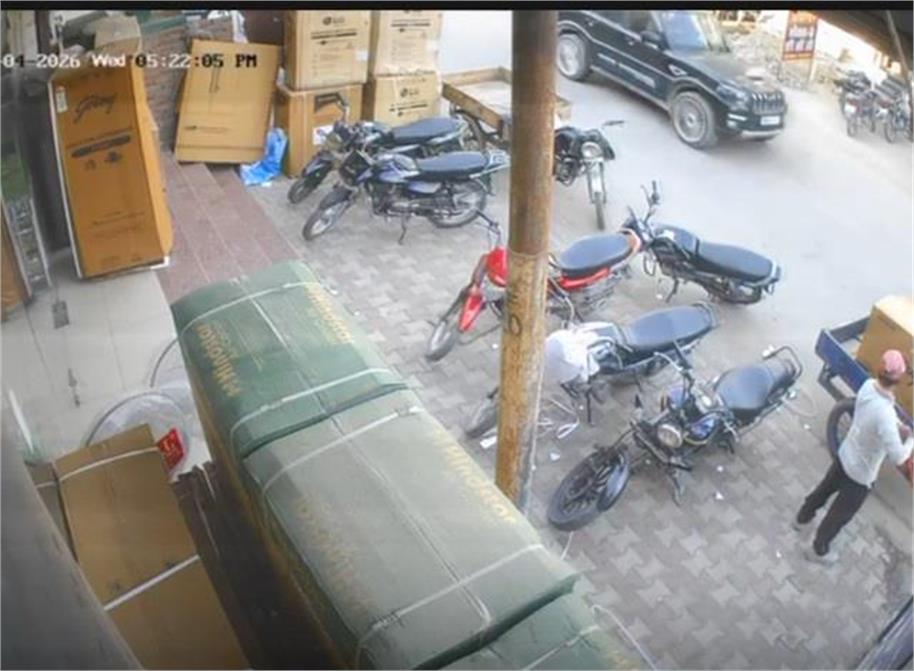 कलानौर में इलेक्ट्रॉनिक दुकान के बाहर फायरिंग की कोशिश, CCTV में कैद; फिरौती कॉल का खुलासा